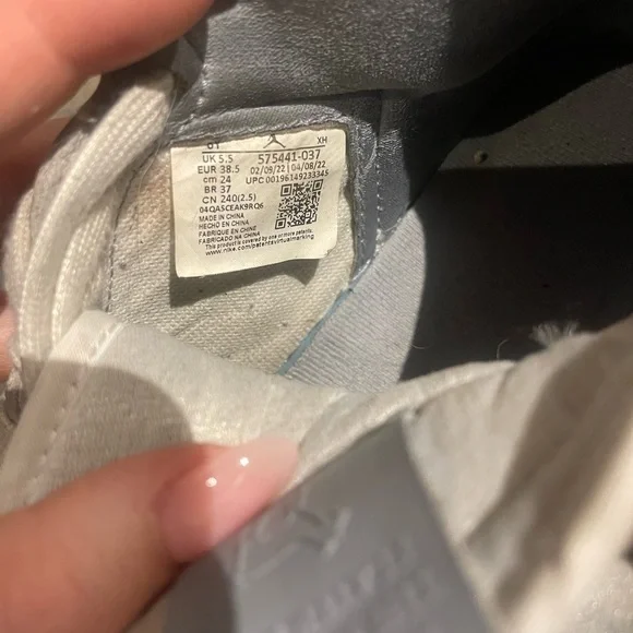 Nikes - Picture 3 of 4